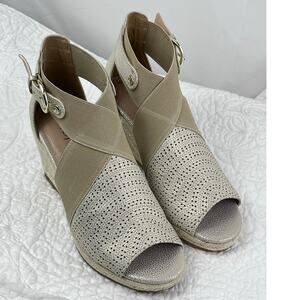 NWOB NYDJ Women 7.5 Gold Charisma Wedge Heel Summer Sandal NEW